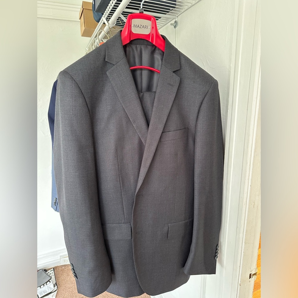 Full men’s suit (jacket and pants).